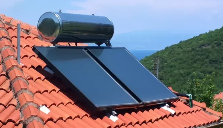 Système solaire combiné installé sur un toit en tuiles